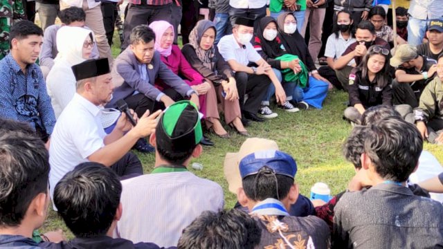 Wakil Ketua DPRD Palopo dari Fraksi NasDem, Salam, menerima mahasiswa yang demo 11 April 2022