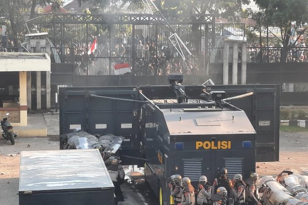 Mahasiswa Makassar Paksa Masuk ke Gedung DPRD Sulsel, Sudah Lempar Batu-Botol