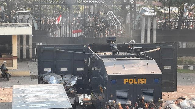 Massa Demo 11 April di Kota Makassar memaksa masuk ke Gedung DPRD Sulsel.