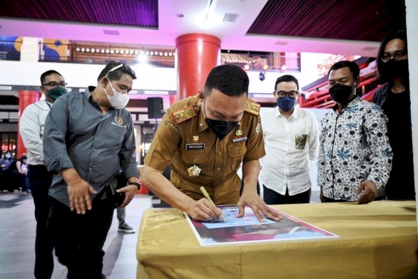 Kadis Kominfo Makassar Mahyuddin Apresiasi Pameran Foto dan Peluncuran Buku PFI