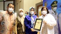 Vaksinasi Hampir Capai 100 Persen,&nbsp; Wawali Makassar Fatmawati Rusdi Beri Penghargaan Tokoh Masyarakat