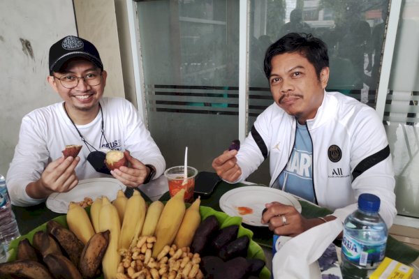 Minyak Goreng Langkah, Bapenda Makassar Bagikan Makanan Rebusan ke Pengendara Jalan