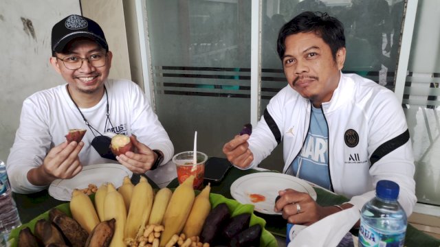 Minyak Goreng Langkah, Bapenda Makassar Bagikan Makanan Rebusan ke Pengendara Jalan