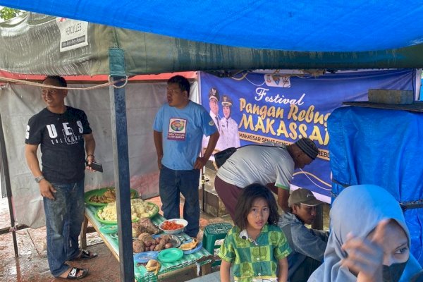 Diskominfo Makassar Bagikan Sajian Rebus Pada Pengguna Jalan