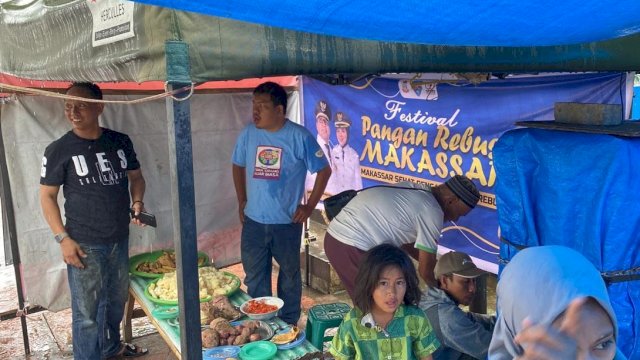 Diskominfo Makassar Bagikan Sajian Rebus Pada Pengguna Jalan