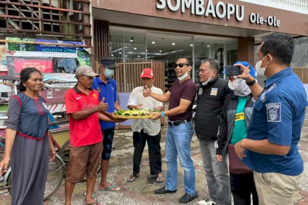 Dukung Festival Rebus, Kadishub Makassar Iman Hud Bagikan Makanan Rebus ke Masyarakat