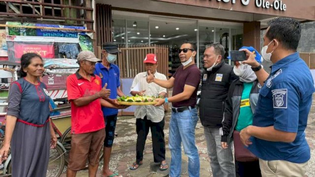 Dukung Festival Rebus, Kadishub Makassar Iman Hud Bagikan Makanan Rebus ke Masyarakat