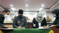 Gubernur dan Ketua DPRD Sulsel Teken Persetujuan Bersama 3 Rancangan Perda