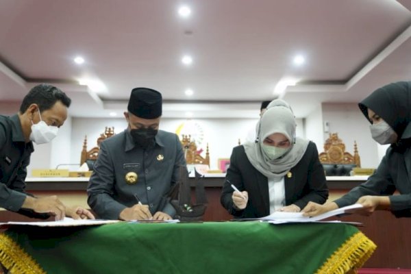 Gubernur dan Ketua DPRD Sulsel Teken Persetujuan Bersama 3 Rancangan Perda
