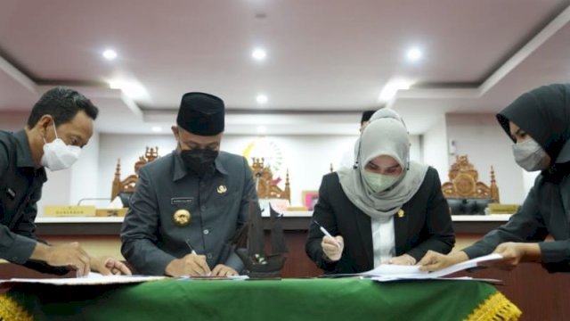 Gubernur dan Ketua DPRD Sulsel Teken Persetujuan Bersama 3 Rancangan Perda