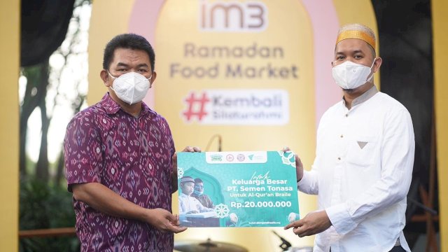 Semen Tonasa Serahkan Bantuan Pengadaan Alquran Braille