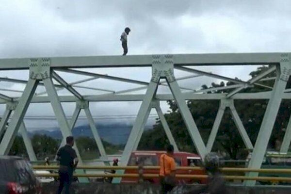 Sabar! Tak Jadi Dibelikan Baju Lebaran, Ibu Muda Ini Nekat Mau Bunuh Diri Loncat dari Jembatan