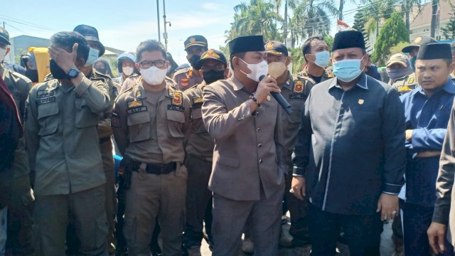 Terima Massa Demo 11 April, Ketua DPRD Pangkep Haris Gani: Kami Akan Perjuangkan Tuntutan Ini!