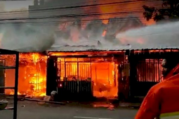 Puluhan Rumah Terbakar di Veteran Jelang Buka Puasa, Gubernur Sulsel Sampaikan Duka-Salurkan Bantuan