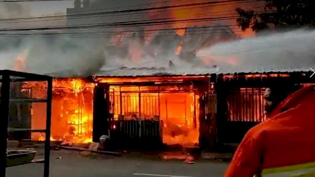 Puluhan Rumah Terbakar di Veteran Jelang Buka Puasa, Gubernur Sulsel Sampaikan Duka-Salurkan Bantuan