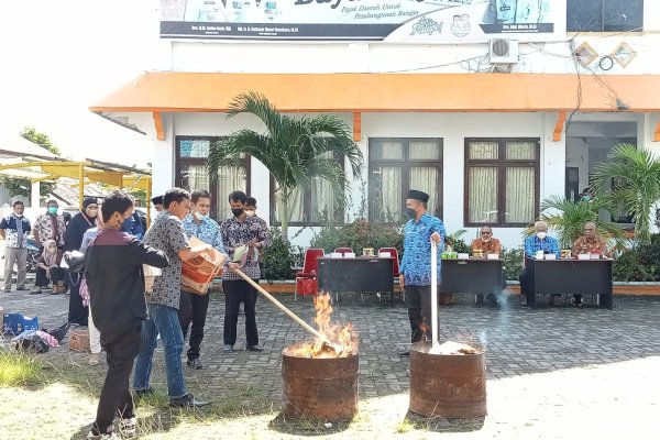 Bapenda Palopo Musnahkan Kertas Berharga Senilai Rp16 Juta