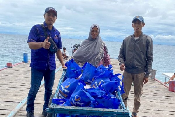 Politisi NasDem,  Ketua DPRD Rudianto Lallo Door to Door Bagi Ratusan Paket Sembako untuk Warga di Pulau-pulau Makassar