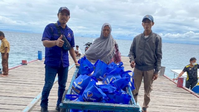 Politisi NasDem,  Ketua DPRD Rudianto Lallo Door to Door Bagi Ratusan Paket Sembako untuk Warga di Pulau-pulau Makassar