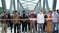 Bupati Basmin Resmikan Jembatan Penghubung Desa Padang Lambe-Cakkeawo Luwu