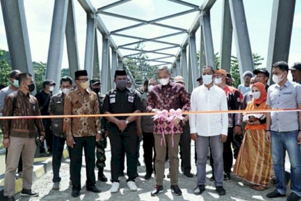 Bupati Basmin Resmikan Jembatan Penghubung Desa Padang Lambe-Cakkeawo Luwu