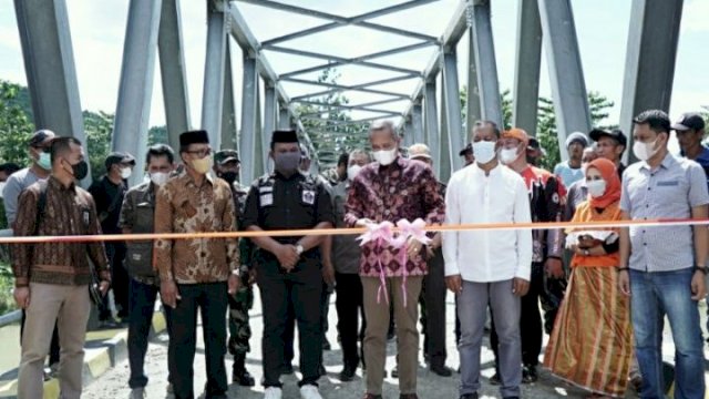 Bupati Basmin Resmikan Jembatan Penghubung Desa Padang Lambe-Cakkeawo Luwu