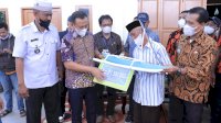 Serahkan Bantuan di Dua Desa, Bupati Takalar Syamsari Minta Pemdes Jadikan Desa Sebagai Desa Produktif
