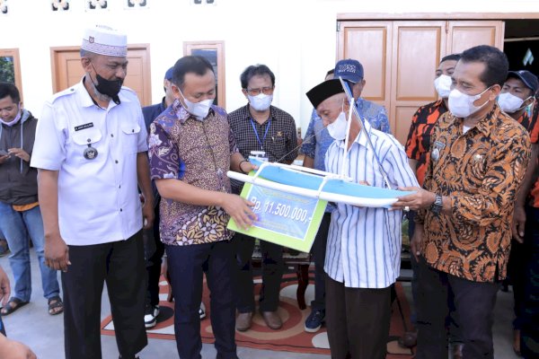 Serahkan Bantuan di Dua Desa, Bupati Takalar Syamsari Minta Pemdes Jadikan Desa Sebagai Desa Produktif