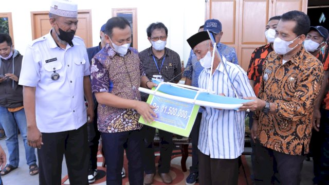 Serahkan Bantuan di Dua Desa, Bupati Takalar Syamsari Minta Pemdes Jadikan Desa Sebagai Desa Produktif