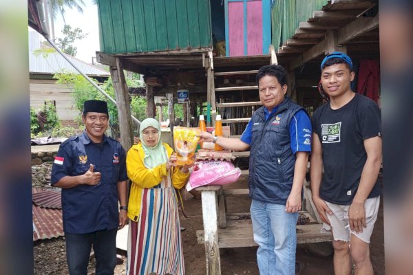 Jumat Berkah, Kader NasDem Sinjai Salurkan Bantuan Bagi Warga Korban Angin Puting Beliung