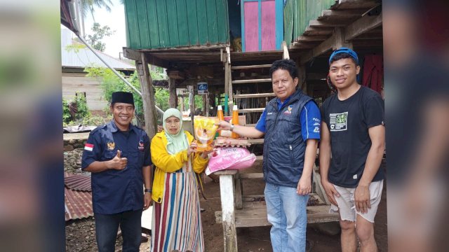 Jumat Berkah, Kader NasDem Sinjai Salurkan Bantuan Bagi Warga Korban Angin Puting Beliung