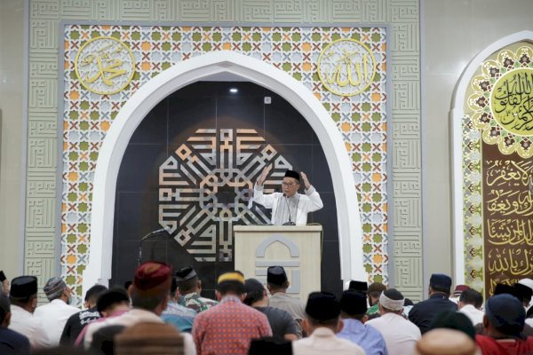 Pemkot Makassar Gelar Safari Ramdhan, Wali Kota Danny Shalat Taraweh Di Masjid H. Hamarung