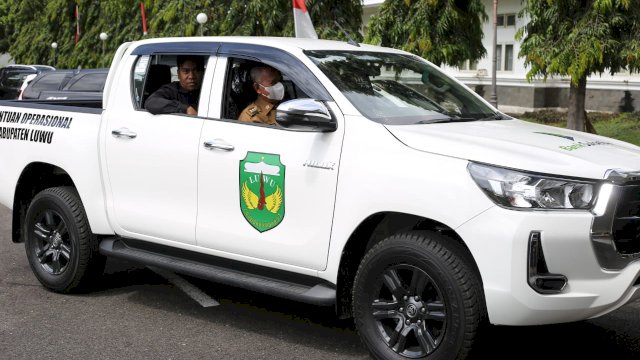 Bupati Luwu Test Drive Mobil Operasional Bantuan Bank Sulselbar Cabang Luwu.