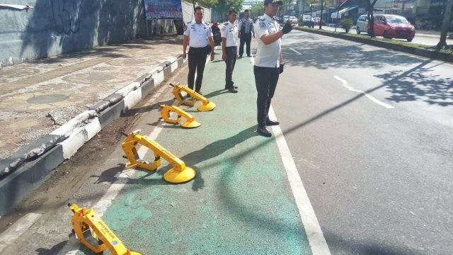 Petugas Dishub Makassar saat melakukan penertiban Kendaraan di Jalan protokol.