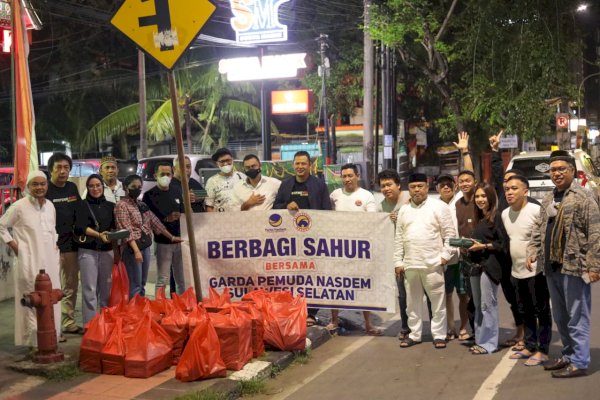 Garda Pemuda NasDem Sulsel-Benteng Kupa Sport Team Berbagi Paket Makanan Sahur di Makassar