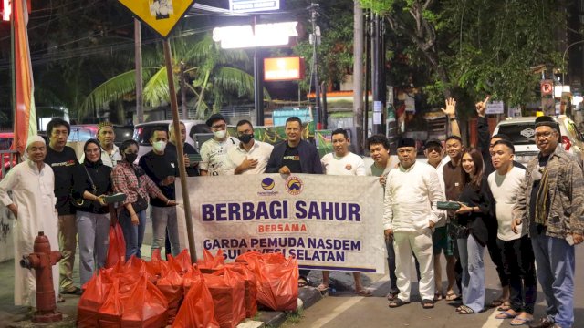 Garda Pemuda NasDem Sulsel-Benteng Kupa Sport Team Berbagi Paket Makanan Sahur di Makassar.