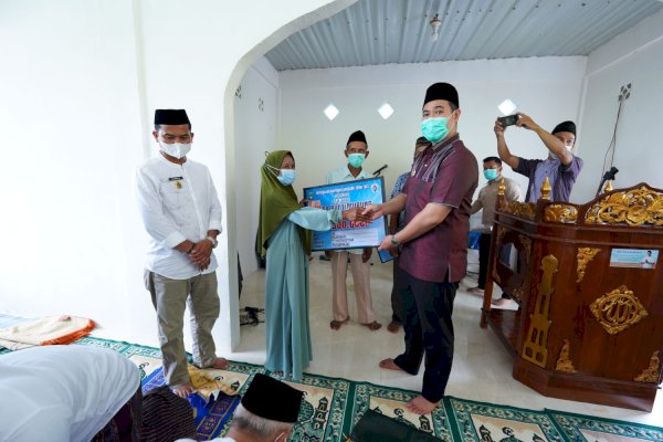 Safari Ramadan di Tondong, Bupati Pangkep Yusran Serahkan BLT DD