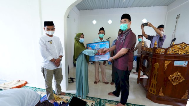 Bupati Pangkep Yusran berikan Bantuan.