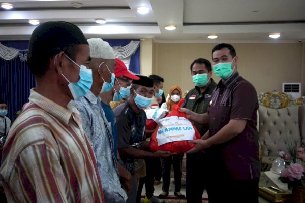 Ratusan Pabentor di Pangkep dapat Terima Paket Sembako, Bupati Yusran: Semoga Bermanfaat