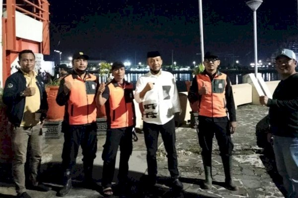 Malam-malam Kadishub Makassar Iman Hub Cek Penerangan Lampu di Anjungan Pantai Losari