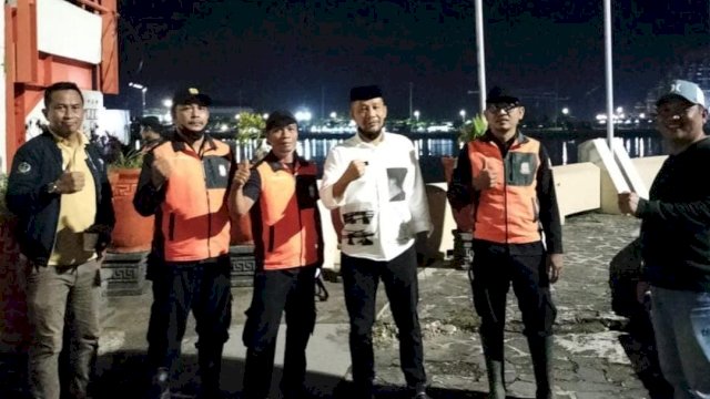 Malam-malam Kepala Dishub Makassar Iman Hub Cek Penerangan Lampu di Anjungan Pantai Losari.