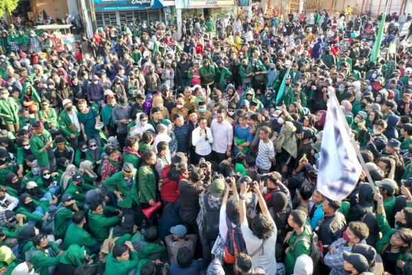 Demo 11 April, Waka DPRD Sulsel dari NasDem Syaharuddin Alrif Masuk ke Kerumunan Massa, Tegaskan Siap Bersama Mahasiswa