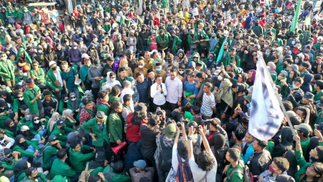 Waka DPRD Sulsel, Syaharuddin Alrif Terima langsung aspirasi mahasiswa yang unjuk rasa.