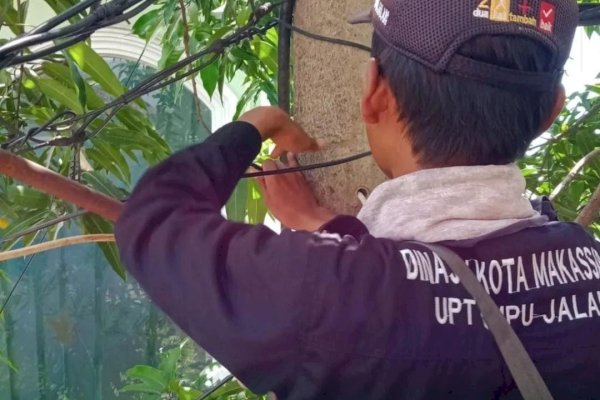 Pastikan Wilayah Makassar Terang, UPT PJU Dishub Lakukan Pemasangan-Perbaikan Lampu Jalan