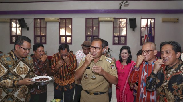 Tepis Makassar Kota Intoleran, Pendeta Sediakan Danny Buka Puasa.