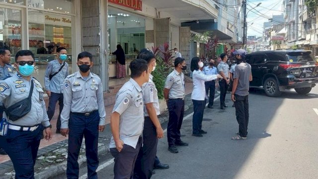 Tertibkan Parkir Liar, Dishub Makassar Berikan Sanksi Pemilik Toko-Pengendara.