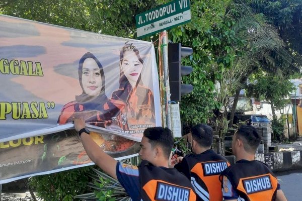 Ganggu Fungsi Rambu Jalan, Dishub Makassar Lakukan Penertiban Spanduk