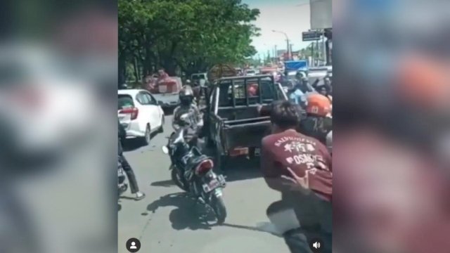 Pengantar Jenazah di Makassar Anarkis Serang Pengendara.