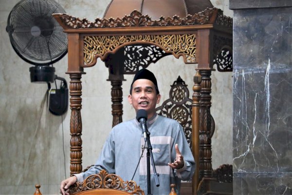 Ketua DPRD Makassar Rudianto Lallo Isi Ceramah Tarawih di Malam Nuzulul Quran, Ajak Ortu Agar Biasakan Anak Rajin Shalat di Masjid