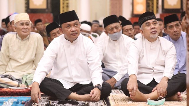Bupati Bantaeng, DR Ilham Azikin menghadiri peringatan malam Nuzulul Quran di Masjid Agung Syach Abdul Gani.