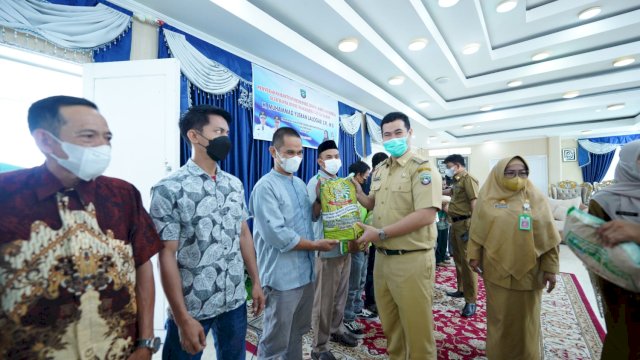 Bupati Pangkep Yusran Serahkan Bantuan Benih Padi, Jagung dan Kedelai. 